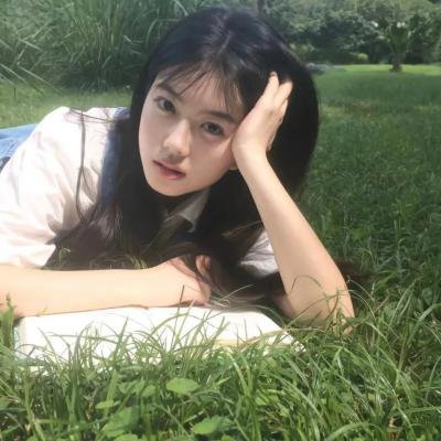 高墙、黑色与帅小伙